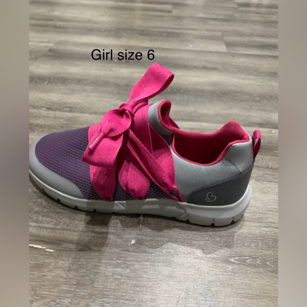 New baretraps sneakers